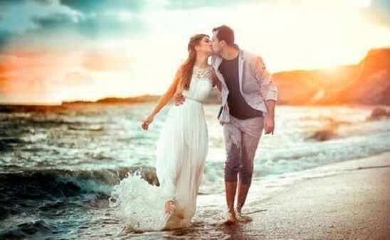 γυναίκα και άνδρας ερωτευμένοι με το διευρυμένο πέος